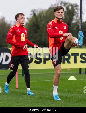 PONTYCLUN, REGNO UNITO. 8 ottobre 2024. Liam Cullen del Galles durante una sessione di allenamento gallese presso il vale Resort in vista della partita UEFA Nations League 2025 contro l'Islanda allo stadio Laugardalsvöllur l'11 ottobre. (PIC di John Smith/FAW) credito: Football Association of Wales/Alamy Live News Foto Stock