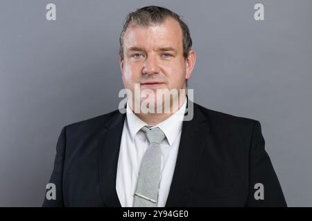 Dresda, Germania. 1 ottobre 2024. Holger Hentschel (AfD), membro del parlamento statale, si trova nell'atrio del parlamento statale. Crediti: Sebastian Kahnert/dpa/Alamy Live News Foto Stock