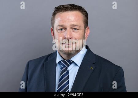 Dresda, Germania. 1 ottobre 2024. Thomas Thumm (AfD), membro del parlamento statale, si trova nel foyer del parlamento statale. Crediti: Sebastian Kahnert/dpa/Alamy Live News Foto Stock