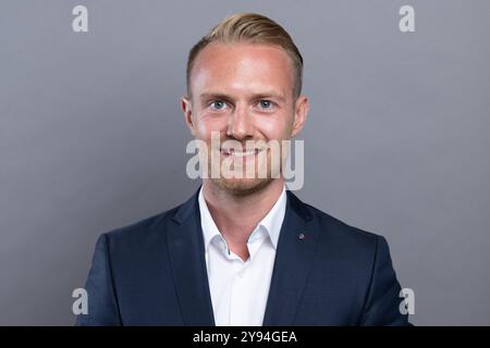 Dresda, Germania. 1 ottobre 2024. Jonas Dünzel (AfD), membro del parlamento statale, si trova nel foyer del parlamento statale. Crediti: Sebastian Kahnert/dpa/Alamy Live News Foto Stock