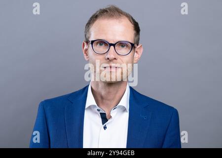 Dresda, Germania. 1 ottobre 2024. Ronny Kupke (BSW), membro del parlamento statale, si trova nel foyer del parlamento statale. Crediti: Sebastian Kahnert/dpa/Alamy Live News Foto Stock