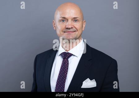 Dresda, Germania. 1 ottobre 2024. André Wendt (AfD), membro del parlamento statale, si trova nel foyer del parlamento statale. Crediti: Sebastian Kahnert/dpa/Alamy Live News Foto Stock