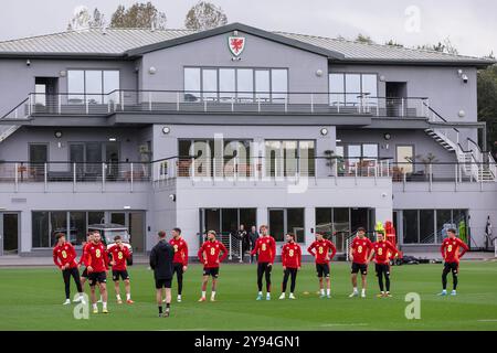PONTYCLUN, REGNO UNITO. 8 ottobre 2024. Squadra del Galles durante una sessione di allenamento del Galles presso il vale Resort, in vista della partita della UEFA Nations League 2025 contro l'Islanda allo stadio Laugardalsvöllur l'11 ottobre. (PIC di John Smith/FAW) credito: Football Association of Wales/Alamy Live News Foto Stock