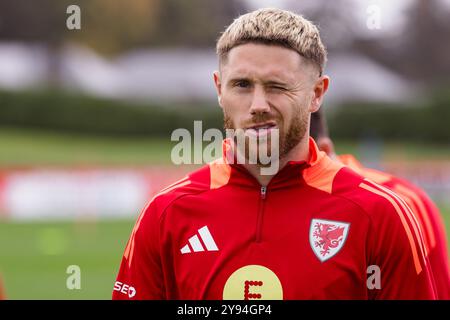 PONTYCLUN, REGNO UNITO. 8 ottobre 2024. Wes Burns del Galles durante una sessione di allenamento gallese presso il vale Resort in vista della partita UEFA Nations League 2025 contro l'Islanda allo stadio Laugardalsvöllur l'11 ottobre. (PIC di John Smith/FAW) credito: Football Association of Wales/Alamy Live News Foto Stock