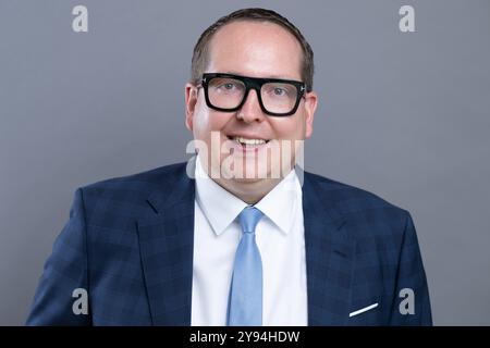 Dresda, Germania. 1 ottobre 2024. Tom Unger (CDU), membro del parlamento statale, si trova nell'atrio del parlamento statale. Crediti: Sebastian Kahnert/dpa/Alamy Live News Foto Stock