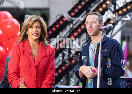 New York, NY, USA, 8 ottobre 2024: Hoda Kotb e Chris Martin visti sul palco come Coldplay si esibiscono durante la serie di concerti NBC Today Show Citi al Rockefeller Plaza di New York l'8 ottobre 2024. Crediti: Lev Radin/Alamy Live News Foto Stock