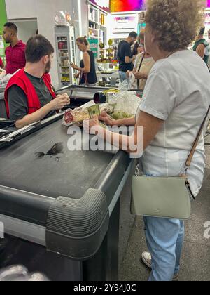 Beirut, Libano. 7 ottobre 2024. Sylvain Rostaing/le Pictorium - Life in Beirut illustrazione - 07/10/2024 - Lebanon/Beirut/Beirut - Life in Beirut illustrazione la sterlina libanese è quasi inutile, anche per fare shopping al supermercato, i consumatori pagano in gran parte in dollari credito: LE PICTORIUM/Alamy Live News Foto Stock