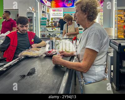 Beirut, Libano. 7 ottobre 2024. Sylvain Rostaing/le Pictorium - Life in Beirut illustrazione - 07/10/2024 - Lebanon/Beirut/Beirut - Life in Beirut illustrazione la sterlina libanese è quasi inutile, anche per fare shopping al supermercato, i consumatori pagano in gran parte in dollari credito: LE PICTORIUM/Alamy Live News Foto Stock