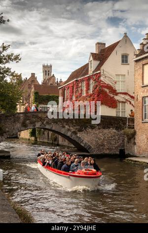 Belgio, Fiandre, Bruges, Groenerei, barca turistica in avvicinamento al ponte Peerdenstraat Foto Stock