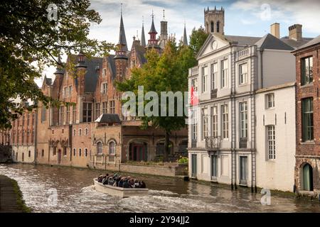 Belgio, Fiandre, Bruges, Groenerei, barca turistica che si avvicina al municipio di Stadhuis Foto Stock