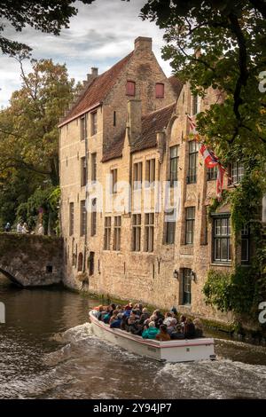 Belgio, Fiandre, Bruges, Groenerei, barca turistica che si avvicina al ponte Meestraat Foto Stock