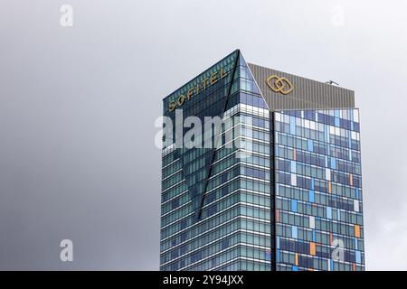 Sydney, Australia - 9 febbraio 2023: L'edificio Sofitel a Sydney Darling Harbour, Australia. Questo hotel di lusso ha una facciata geometrica in stile Mondriano Foto Stock