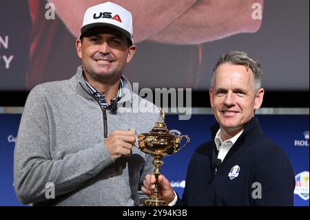 New York, Stati Uniti. 8 ottobre 2024. (L-R) Keegan Bradley del Team USA e Luke Donald del Team Europe si presentano con il trofeo Ryder Cup mentre partecipano alla Ryder Cup Year to Go Captains News Conference 2025 al New York Times Center, New York, NY, 8 ottobre 2024. (Foto di Anthony Behar/Sipa USA) credito: SIPA USA/Alamy Live News Foto Stock