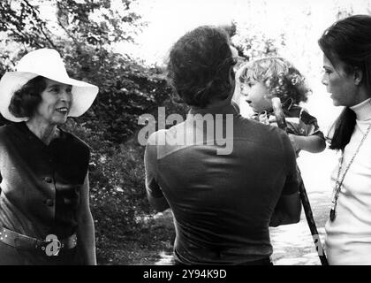 Anni '70 Ginevra Archivio storico Olycom/LaPresse Maria Beatrice di Savoia (Roma, 2 febbraio 1943) è una principessa italiana. È la quarta figlia dell'ultimo re d'Italia Umberto II e della regina Maria José. Nella foto: Maria Beatrice di Savoia con suo marito Luis Reyna, loro figlio Rafael Reyna e Maria José alla residenza a Ginevra nella foto: Maria Beatrice di Savoia con suo marito Luis Reyna, loro figlio Rafael Reyna e Maria José presso la residenza di Ginevra credito: LaPresse/Alamy Live News Foto Stock