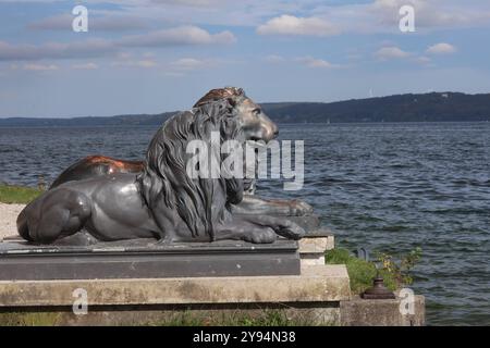 Tutzing, Bayern, Deutschland, 08. Oktober 2024: Ein Herbsttag mit Föhn in Tutzing Landkreis Starnberg. Hier der Blick von Brahmspromenade am Midgardhaus auf die bekannten Löwen, die am Ufer des Starnberger SEE thronen , Herbst, herbstlich, Laubfärbung, Färbung, Sonne, sonnig, Wärme, geniessen, Blätterfärbung, herbstlich, Bayern, Oberbayern, Fuenfseenland, Fünfseenland *** Tutzing, Bavaria, Germania, 08 ottobre 2024 una giornata autunnale con foehn nel distretto di Tutzing Starnberg qui la vista da Brahmspromenade al Midgardhaus ai famosi leoni, che sono in trono sulla riva del lago Starnberg , Foto Stock