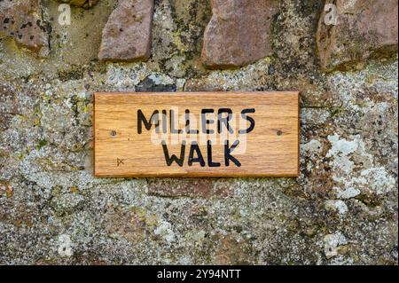 Cartello Millers Walk sul sentiero costiero dell'Ayrshire accanto al villaggio di Fairlie, North Ayrshire, Scotland, UK Foto Stock