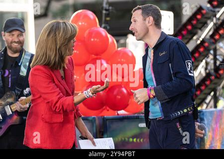 New York, NY, USA, 8 ottobre 2024: Hoda Kotb e Chris Martin visti sul palco come Coldplay si esibiscono durante la serie di concerti NBC Today Show Citi al Rockefeller Plaza di New York l'8 ottobre 2024. Crediti: Lev Radin/Alamy Live News Foto Stock