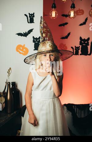 Shhh, Shh. Segreti e regali costumi per bambini per la celebrazione di Halloween. Felice ragazzo ridendo in costume per halloween. Gente felice. Divertirsi Foto Stock