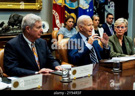 Washington, Stati Uniti. 8 ottobre 2024. Tom Vilsack, segretario all'agricoltura degli Stati Uniti, da sinistra, il presidente degli Stati Uniti Joe Biden, e Jennifer Granholm, segretario dell'energia degli Stati Uniti, durante un aggiornamento sulla risposta federale agli uragani Helene e Milton, nella sala Roosevelt della Casa Bianca a Washington, DC, martedì 8 ottobre 2024. La stagione degli uragani sta precipitando in Florida, insieme al budget della FEMA in quanto legislatori e la Casa Bianca pesano un'infusione di denaro dal Congresso. Foto di Tierney L. Cross/UPI credito: UPI/Alamy Live News Foto Stock