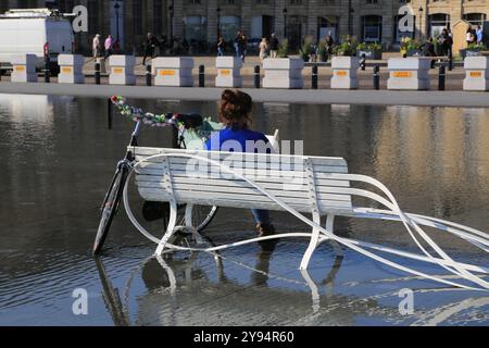 Momenti di relax e svago sullo specchio d'acqua di fronte a Place de la Bourse a Bordeaux. Bordeaux, Gironda, nuova Aquitania, Francia, Europa. Foto Stock