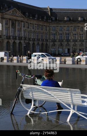 Momenti di relax e svago sullo specchio d'acqua di fronte a Place de la Bourse a Bordeaux. Bordeaux, Gironda, nuova Aquitania, Francia, Europa. Foto Stock