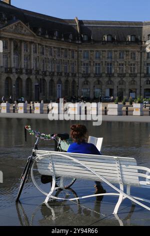 Momenti di relax e svago sullo specchio d'acqua di fronte a Place de la Bourse a Bordeaux. Bordeaux, Gironda, nuova Aquitania, Francia, Europa. Foto Stock