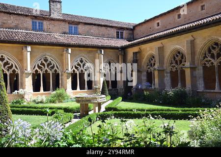 I chiostri nell'abbazia di Cadouin, nel sud della regione francese della Dordogna, nel Perigord Pourpre (Purple Perigord) Foto Stock