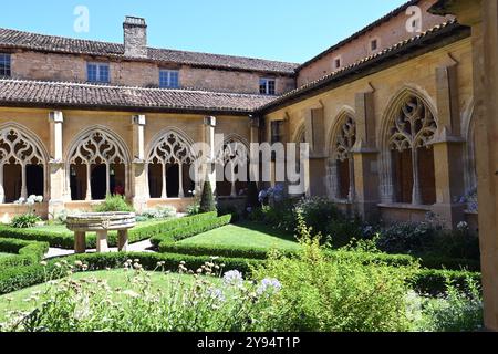 I chiostri nell'abbazia di Cadouin, nel sud della regione francese della Dordogna, nel Perigord Pourpre (Purple Perigord) Foto Stock