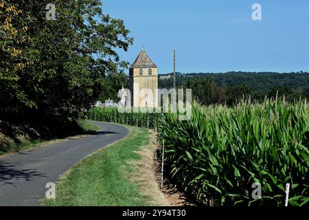 Il campanile della chiesa di San Cristoforo si trova nella campagna agricola del Montferrand-du-Perigord nella regione francese della Nouvelle Aquitaine. Foto Stock