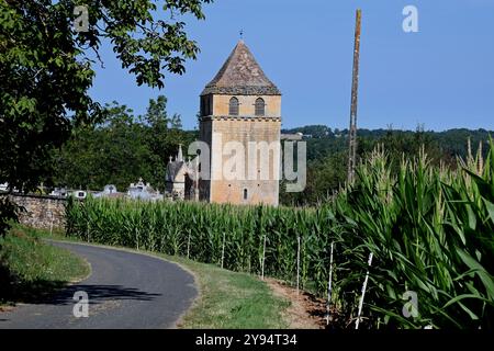 Il campanile della chiesa di San Cristoforo si trova nella campagna agricola del Montferrand-du-Perigord nella regione francese della Nouvelle Aquitaine. Foto Stock