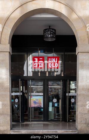 Ingresso a un negozio Uniqlo con un doppio cartello: Logo giapponese e logo occidentale. Uniqlo è un marchio di Fast Retailing, un gruppo giapponese Foto Stock