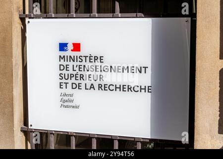 Primo piano del cartello all'ingresso dell'edificio del Ministero dell'istruzione superiore e della ricerca con il logo della Repubblica francese Foto Stock