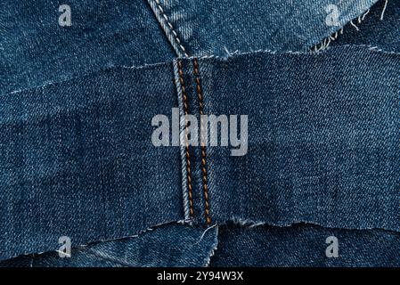 Texture da pezzi strappati di denim. Texture jeans. Materiale per cucire gli indumenti Foto Stock