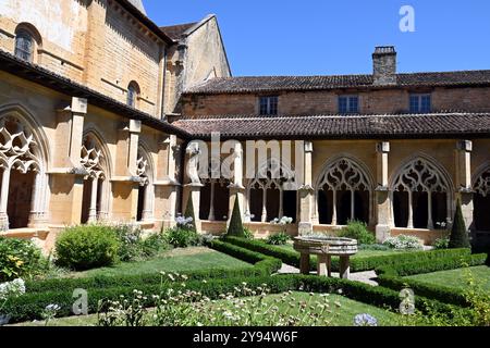 I chiostri nell'abbazia di Cadouin, nel sud della regione francese della Dordogna, nel Perigord Pourpre (Purple Perigord) Foto Stock