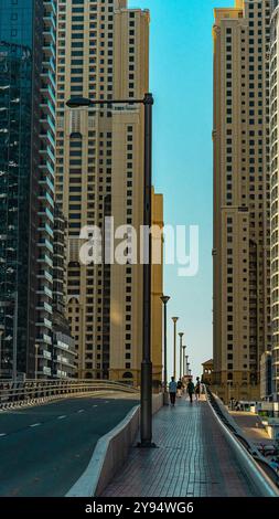 Vista dello skyline di Dubai di giorno, colori caldi della terra in bellissimo contrasto con il verde scuro dell'acqua. Foto di alta qualità Foto Stock