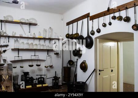 Vecchi strumenti farmaceutici esposti al Museo della Farmacia di Sibiu, Romania Foto Stock
