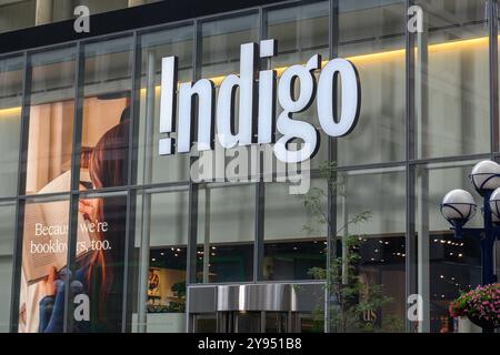 Toronto, ON, Canada - 12 agosto 2024: Visualizza all'insegna della libreria Indigo a Toronto. Foto Stock