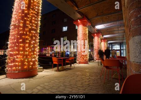 Luci notturne all'Albert Dock di Liverpool Foto Stock