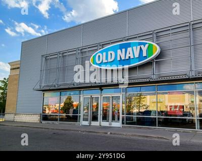 Toronto, ON, Canada - 20 aprile 2024: Veduta al segno della compagnia Old Navy Foto Stock