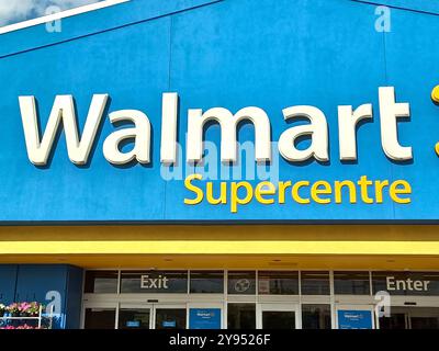 Toronto, ON, Canada - 30 aprile 2024: Visualizza sul cartello con il logo del superstore Walmart in America Foto Stock