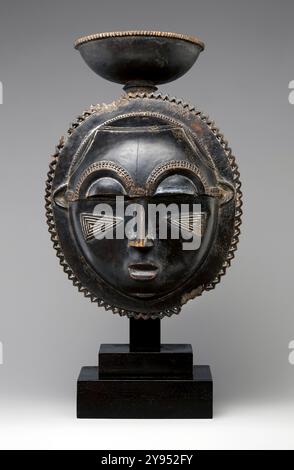 Maschera lunare dei popoli Baule della Côte d'Avorio intorno al 1880, all'inizio del XX secolo utilizzata nelle cerimonie tradizionali per rappresentare gli spiriti. Credito: Metropolitan Museum of Art / Universal Art Archive Foto Stock