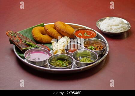 Surmai malvani thali, un popolare piatto di cibo indiano che include pesce re o curry surmai, pesce fritto rava, riso bhakri, riso al vapore, Solkad Foto Stock