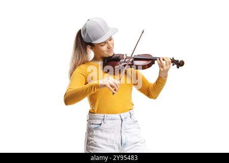 Violinista donna in abiti alla moda che suona un violino isolato su sfondo bianco Foto Stock