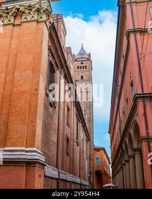 La densa dimora nella vecchia Bologna e il campanile della Cattedrale metropolitana di San Pietro, Italia Foto Stock