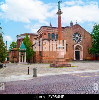 Basilica di San Domenico, colonna di San Domenico e tomba di Rolandino de' Passeggeri in Piazza San Domenico, Bologna, Italia Foto Stock