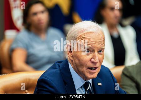 Washington, DC, USA. 8 ottobre 2024. Il presidente degli Stati Uniti Joe Biden parla durante un aggiornamento sulla risposta federale agli uragani Helene e Milton, nella sala Roosevelt della Casa Bianca a Washington, DC, USA, martedì 8 ottobre, 2024. la stagione degli uragani sta precipitando in Florida insieme al budget della FEMA come legislatori e la Casa Bianca pesano un'infusione di denaro dal Congresso. Crediti: Tierney L. Cross/Pool via CNP/dpa/Alamy Live News Foto Stock