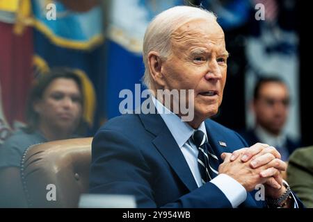 Washington, DC, USA. 8 ottobre 2024. Il presidente degli Stati Uniti Joe Biden parla durante un aggiornamento sulla risposta federale agli uragani Helene e Milton, nella sala Roosevelt della Casa Bianca a Washington, DC, USA, martedì 8 ottobre, 2024. la stagione degli uragani sta precipitando in Florida insieme al budget della FEMA come legislatori e la Casa Bianca pesano un'infusione di denaro dal Congresso. Crediti: Tierney L. Cross/Pool via CNP/dpa/Alamy Live News Foto Stock