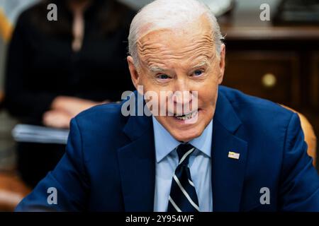 Washington, DC, USA. 8 ottobre 2024. Il presidente degli Stati Uniti Joe Biden parla durante un aggiornamento sulla risposta federale agli uragani Helene e Milton, nella sala Roosevelt della Casa Bianca a Washington, DC, USA, martedì 8 ottobre, 2024. la stagione degli uragani sta precipitando in Florida insieme al budget della FEMA come legislatori e la Casa Bianca pesano un'infusione di denaro dal Congresso. Crediti: Tierney L. Cross/Pool via CNP/dpa/Alamy Live News Foto Stock