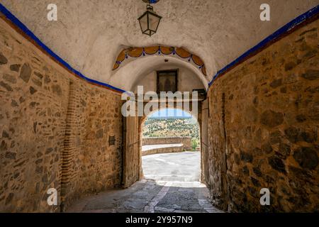Vecchia porta d'ingresso principale alla città medievale di Pedraza vicino alle mura, a Segovia, Castilla y Leon, Spagna Foto Stock