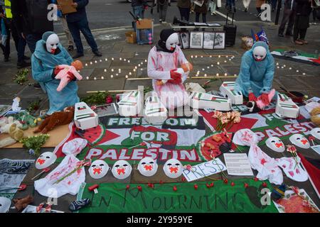 Londra, Regno Unito. 8 ottobre 2024. I sostenitori della Palestina organizzano una veglia in Piazza del Parlamento per oltre 41.000 persone uccise a Gaza nel primo anniversario della guerra Israele-Hamas, iniziata quando Hamas uccise e rapì israeliani al festival musicale Nova il 7 ottobre 2023. Crediti: Vuk Valcic/Alamy Live News Foto Stock